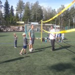 Volleyballspirer får kyndig veiledning av Thorleif Bjerke.