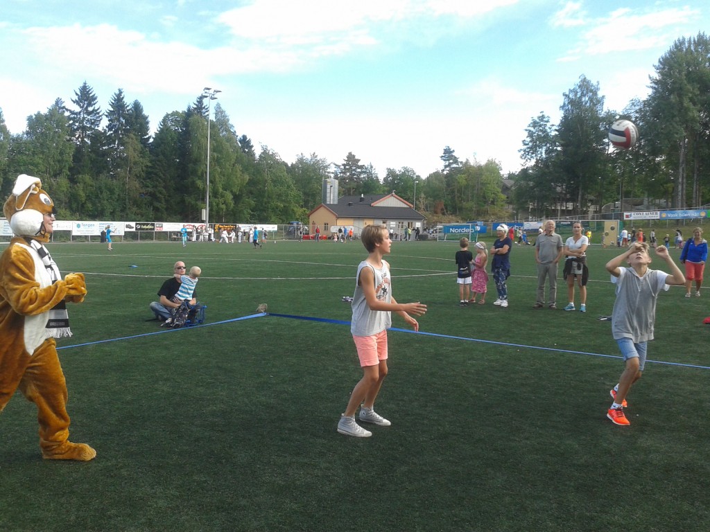 Store og små, med og uten pels fikk prøve seg på volleyball på Bergerbanen.