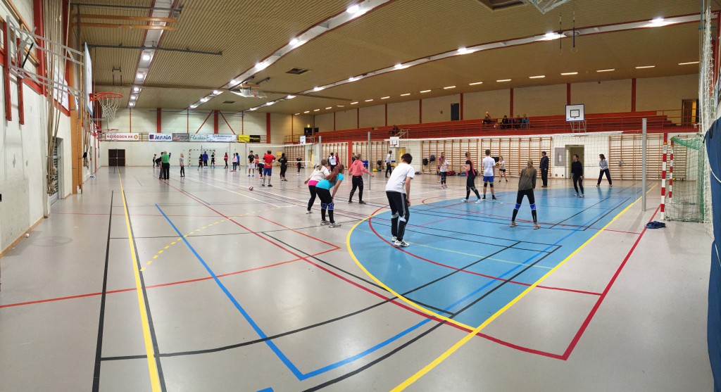 FULLT HUS: Alle tre volleyballbaner i Nesoddhallen måtte tas i bruk for å få avviklet årets tradisjonsrike juleturnering.